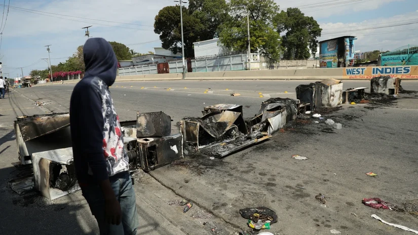 Chướng ngại vật bị lửa thi&ecirc;u rụi tr&ecirc;n đường phố Port-au-Prince, Haiti ng&agrave;y 6/3/2024. Ảnh: Reuters