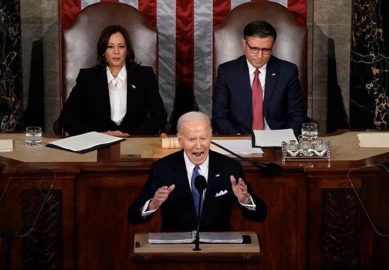 Tổng thống Mỹ Joe Biden, Ph&oacute; Tổng thống Mỹ Kamala Harris v&agrave; Chủ tịch Hạ viện Mike Johnson. Ảnh: AP