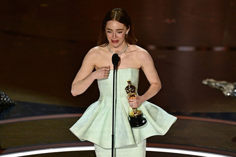 Emma Stone kh&ocirc;ng cầm được nước mắt khi nhận giải Oscar cho Nữ diễn vi&ecirc;n ch&iacute;nh xuất sắc nhất lần thứ hai trong sự nghiệp.