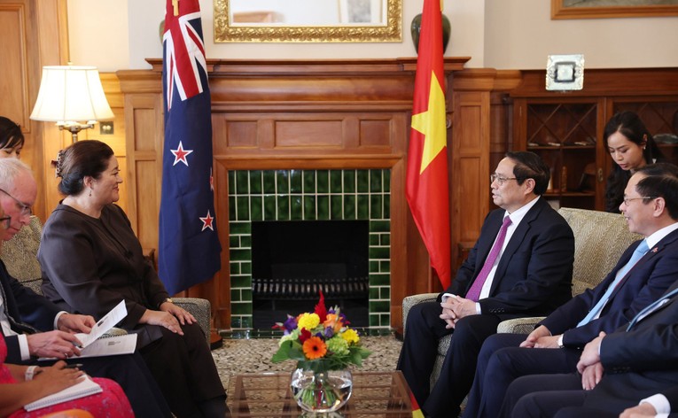 Quang cảnh cuộc hội kiến giữa Thủ tướng Phạm Minh Ch&iacute;nh v&agrave; To&agrave;n quyền New Zealand Cindy Kiro. Ảnh: VGP