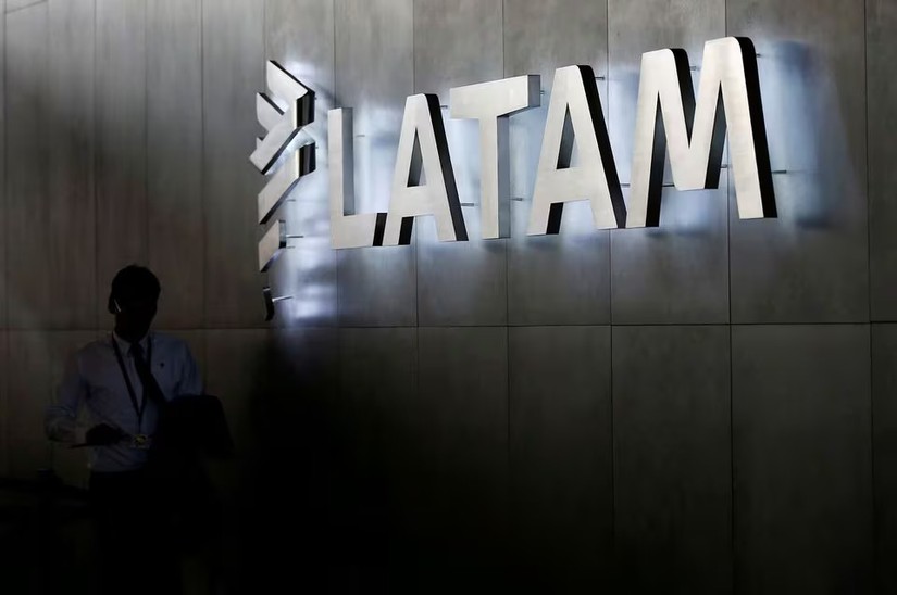 Logo của h&atilde;ng h&agrave;ng kh&ocirc;ng LATAM Airlines b&ecirc;n trong S&acirc;n bay Quốc tế Commodore Arturo Merino Benitez ở Santiago, Chile. Ảnh: Reuters