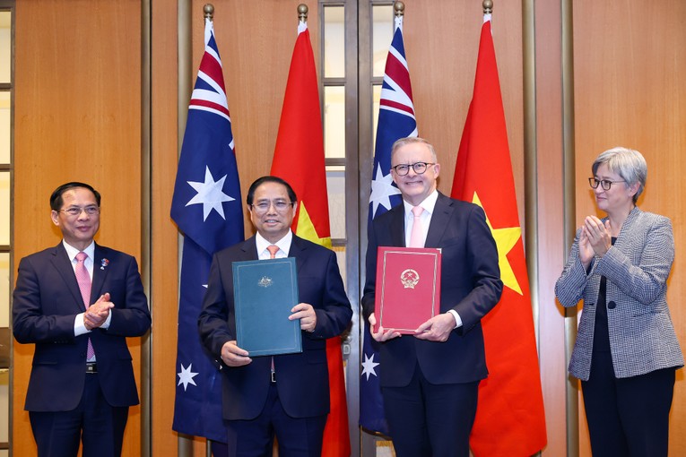 Thủ tướng Phạm Minh Ch&iacute;nh v&agrave; Thủ tướng Australia Anthony Albanese trao đổi tuy&ecirc;n bố về việc n&acirc;ng cấp quan hệ hai nước l&ecirc;n Đối t&aacute;c Chiến lược to&agrave;n diện. Ảnh: VGP