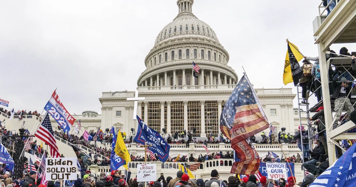 Ông Trump hứa thả người tham gia bạo loạn Điện Capitol nếu tái đắc cử