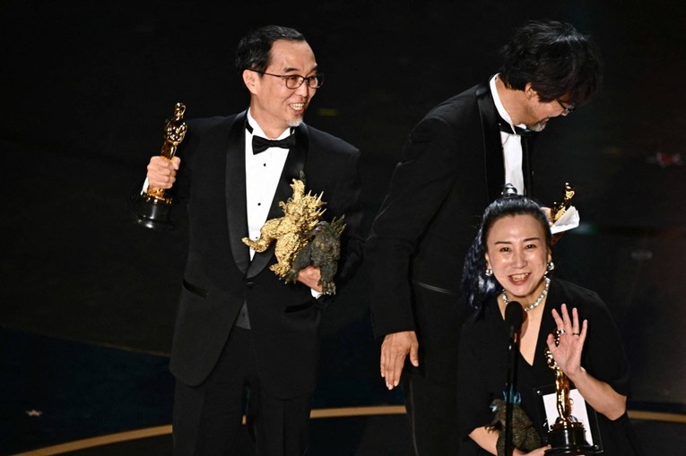 Đo&agrave;n l&agrave;m phim Godzilla Minus One ăn mừng chiến thắng Oscar cho hạng mục &amp;amp;amp;quot;Hiệu ứng h&igrave;nh ảnh xuất sắc nhất&amp;amp;amp;quot; ng&agrave;y 10/3/2024. Ảnh: Reuters