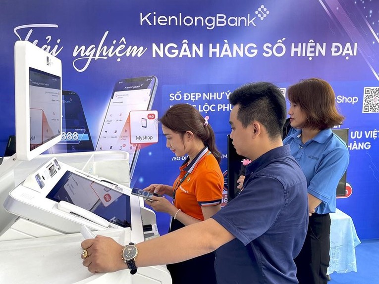 Hướng dẫn kh&aacute;ch h&agrave;ng trải nghiệm t&iacute;nh năng r&uacute;t tiền kh&ocirc;ng cần thẻ tr&ecirc;n m&aacute;y STM tại Ng&agrave;y hội chuyển đổi số tỉnh Đồng Nai.