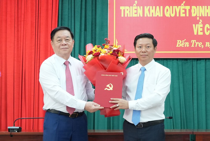 Trưởng Ban Tuy&ecirc;n gi&aacute;o Trung ương Nguyễn Trọng Nghĩa (tr&aacute;i) trao quyết định cho đồng ch&iacute; Trần Thanh L&acirc;m. Ảnh: Bentre.gov