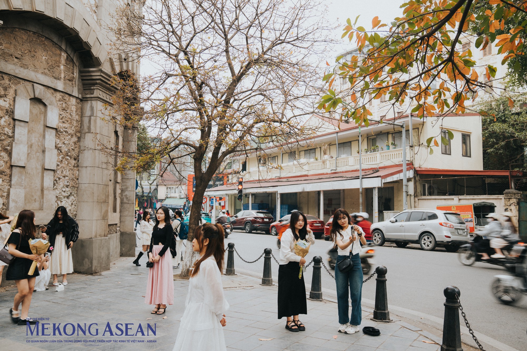 Bạn Linh Chi (Cầu Giấy) chia sẻ: H&ocirc;m qua m&igrave;nh lướt Facebook, thấy c&oacute; bạn check-in ở đ&acirc;y đẹp qu&aacute;, n&ecirc;n m&igrave;nh cũng tranh thủ đến lưu lại một v&agrave;i khoảnh khắc đẹp c&ugrave;ng H&agrave; Nội thời điểm giao m&ugrave;a.