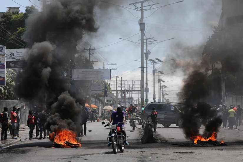 Kh&oacute;i bốc l&ecirc;n từ c&aacute;c lốp xe bị đốt ch&aacute;y tr&ecirc;n đường phố tại thủ đ&ocirc; Port-au-Prince, Haiti, ng&agrave;y 8/3. Ảnh: AP