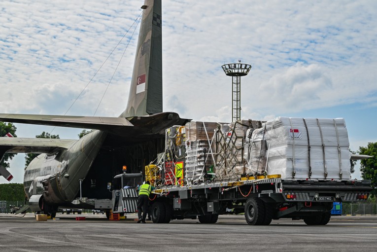 H&agrave;ng viện trợ nh&acirc;n đạo của Singapore cho Gaza được vận chuyển l&ecirc;n m&aacute;y bay C-130 của RSAF. Ảnh: Bộ Quốc ph&ograve;ng Singapore
