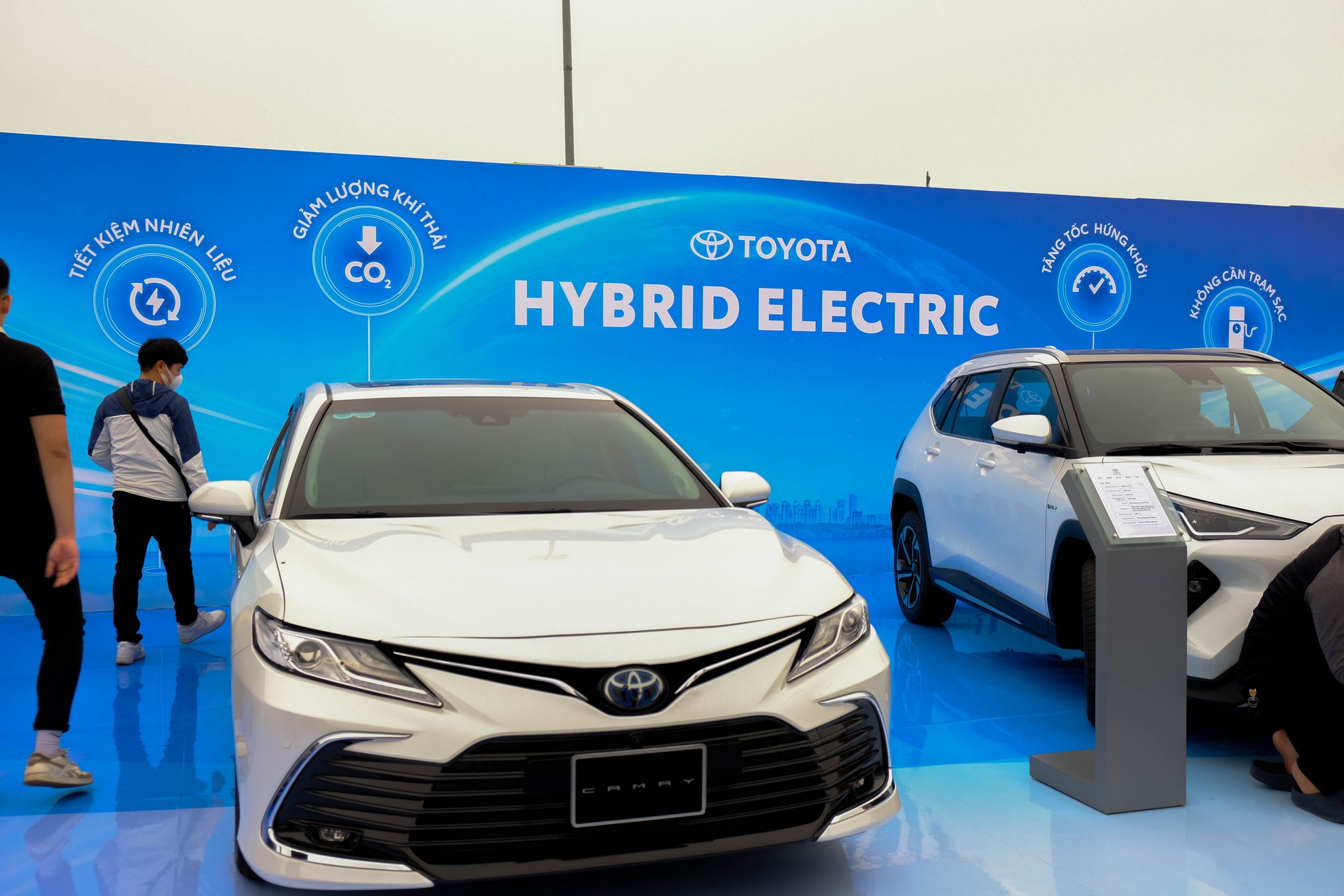 Kh&aacute;c với &ocirc; t&ocirc; thuần điện, d&ograve;ng sản phẩm hybrid của Toyota được kết hợp giữa động cơ đốt trong v&agrave; pin. Trong qu&aacute; tr&igrave;nh sử dụng, chủ sở hữu chỉ cần đổ xăng th&igrave; pin cũng được nạp nhi&ecirc;n liệu. Ưu điểm của d&ograve;ng xe n&agrave;y nằm ở khả năng giảm ph&aacute;t thải v&agrave; tiết kiệm xăng so với &ocirc; t&ocirc; động cơ đốt trong.