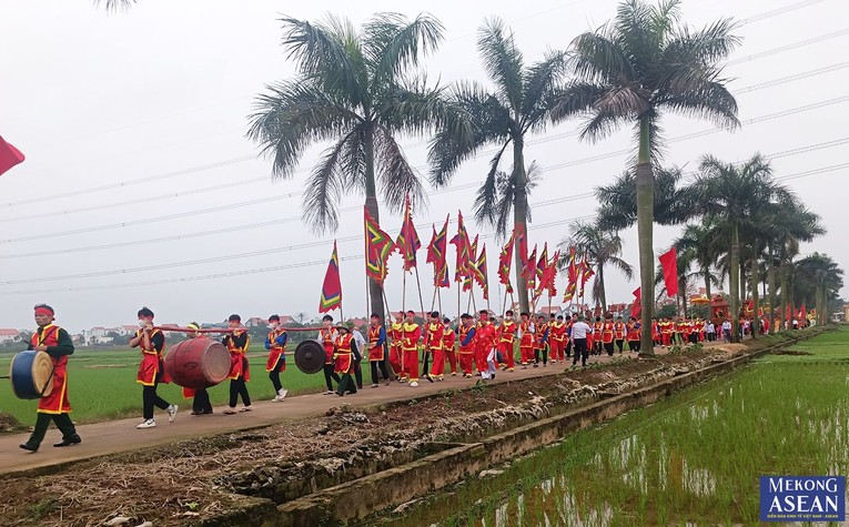 Lễ rước đức Th&aacute;nh diễn ra trước khi khai mạc lễ hội, s&aacute;ng 18/3.