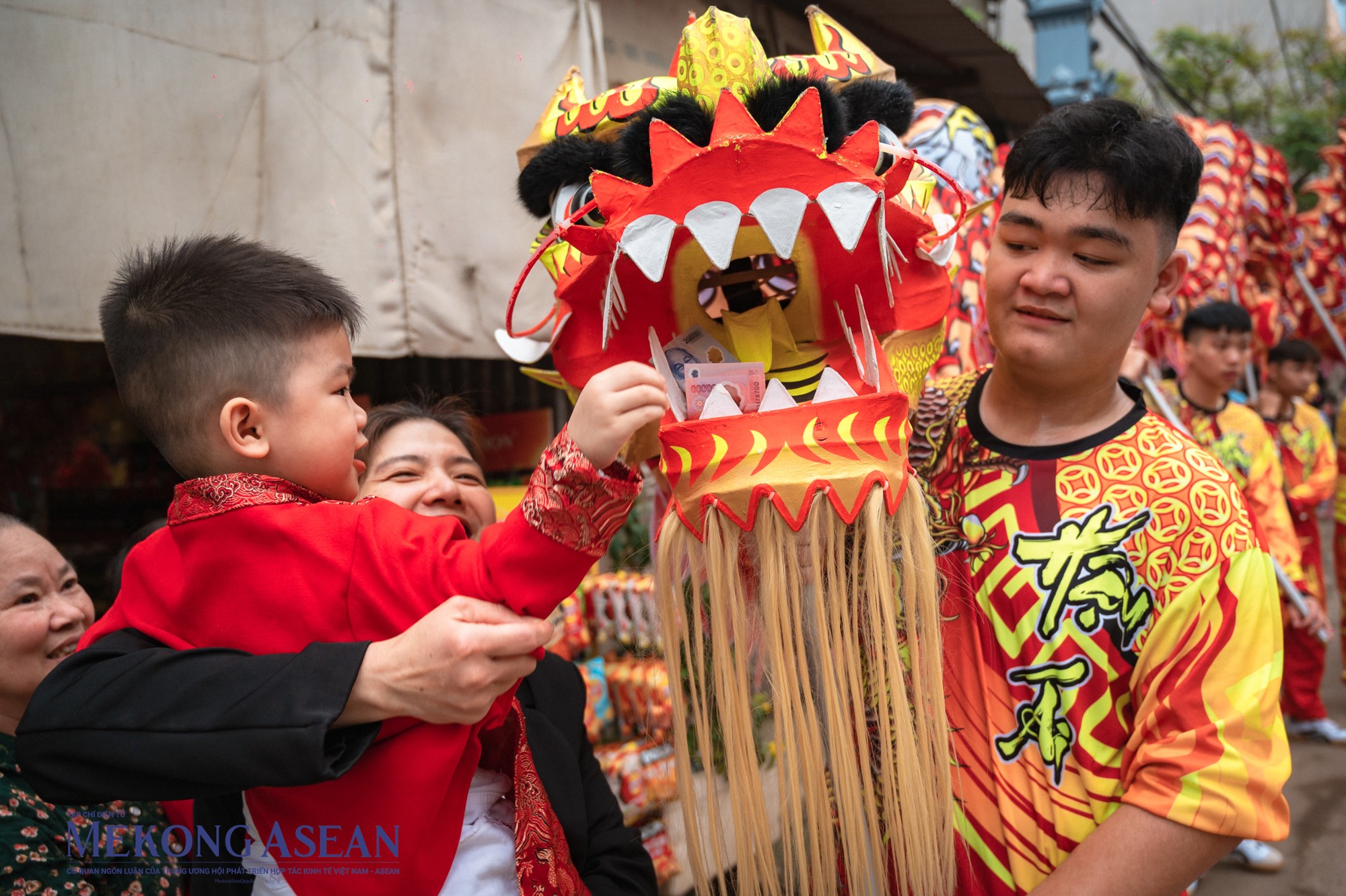 Người d&acirc;n vẫn đứng hai b&ecirc;n đường chờ đ&oacute;n c&aacute;c đo&agrave;n rước v&agrave; h&ograve;a c&ugrave;ng kh&ocirc;ng kh&iacute; lễ hội tưng bừng.