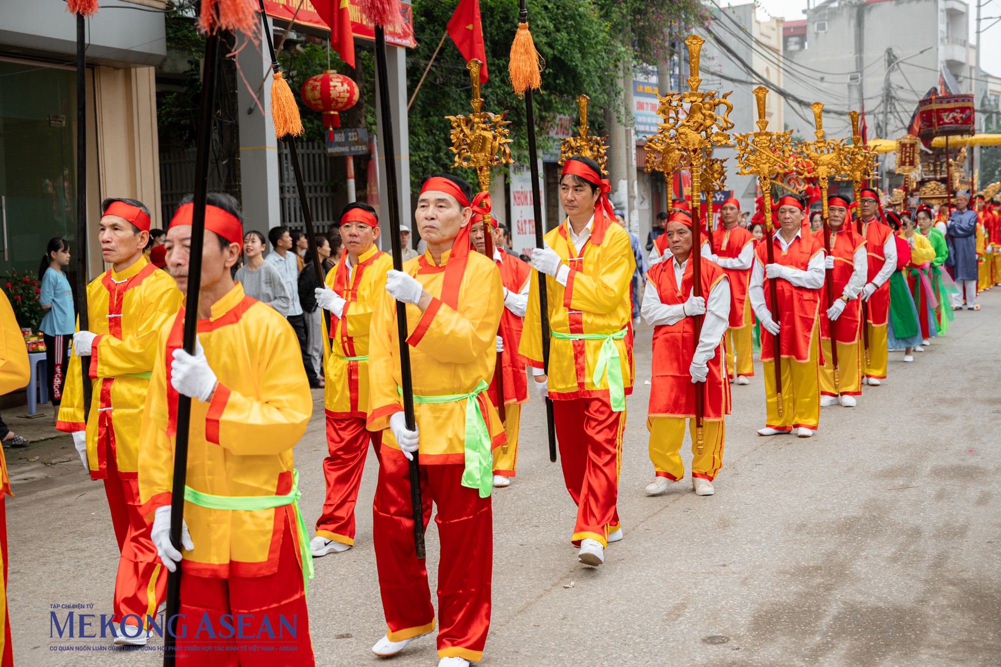 Ng&agrave;y ch&iacute;nh hội, gi&agrave; trẻ g&aacute;i trai trong trang phục truyền thống, trang nghi&ecirc;m rước kiệu d&agrave;i h&agrave;ng c&acirc;y số, cứ đi một bước lại nghỉ một bước, tiếng chi&ecirc;ng, trống, nhạc rộn r&atilde;, tưng bừng. Nổi bật v&agrave; g&acirc;y ch&uacute; &yacute; l&agrave; c&aacute;c đội m&uacute;a rồng, m&uacute;a l&acirc;n, sư tử, những &ocirc;ng thổ, &ocirc;ng địa vừa đi vừa m&uacute;a khiến kh&ocirc;ng kh&iacute; ng&agrave;y hội th&ecirc;m tưng bừng, n&aacute;o nhiệt.