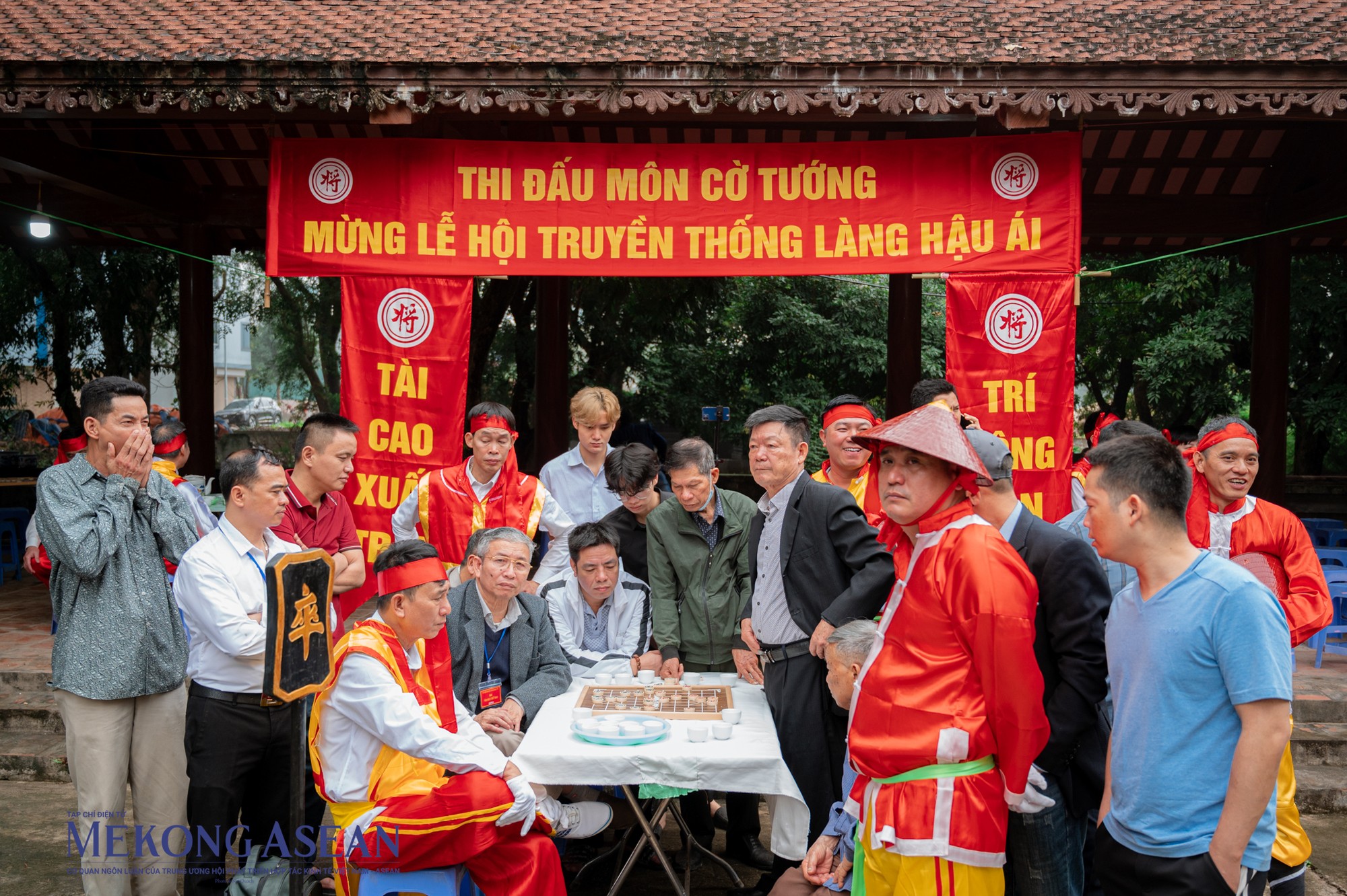 B&ecirc;n cạnh đ&oacute; c&ograve;n c&oacute; nhiều hoạt động văn h&oacute;a, thể thao s&ocirc;i nổi kh&aacute;c như, thi đấu cờ tướng, thi b&oacute;ng chuyền hơi&hellip; v&agrave; c&aacute;c tr&ograve; chơi d&acirc;n gian: đ&aacute;nh đu, cờ tướng, đập ni&ecirc;u, bịt mắt bắt vịt tr&ecirc;n cạn&hellip;