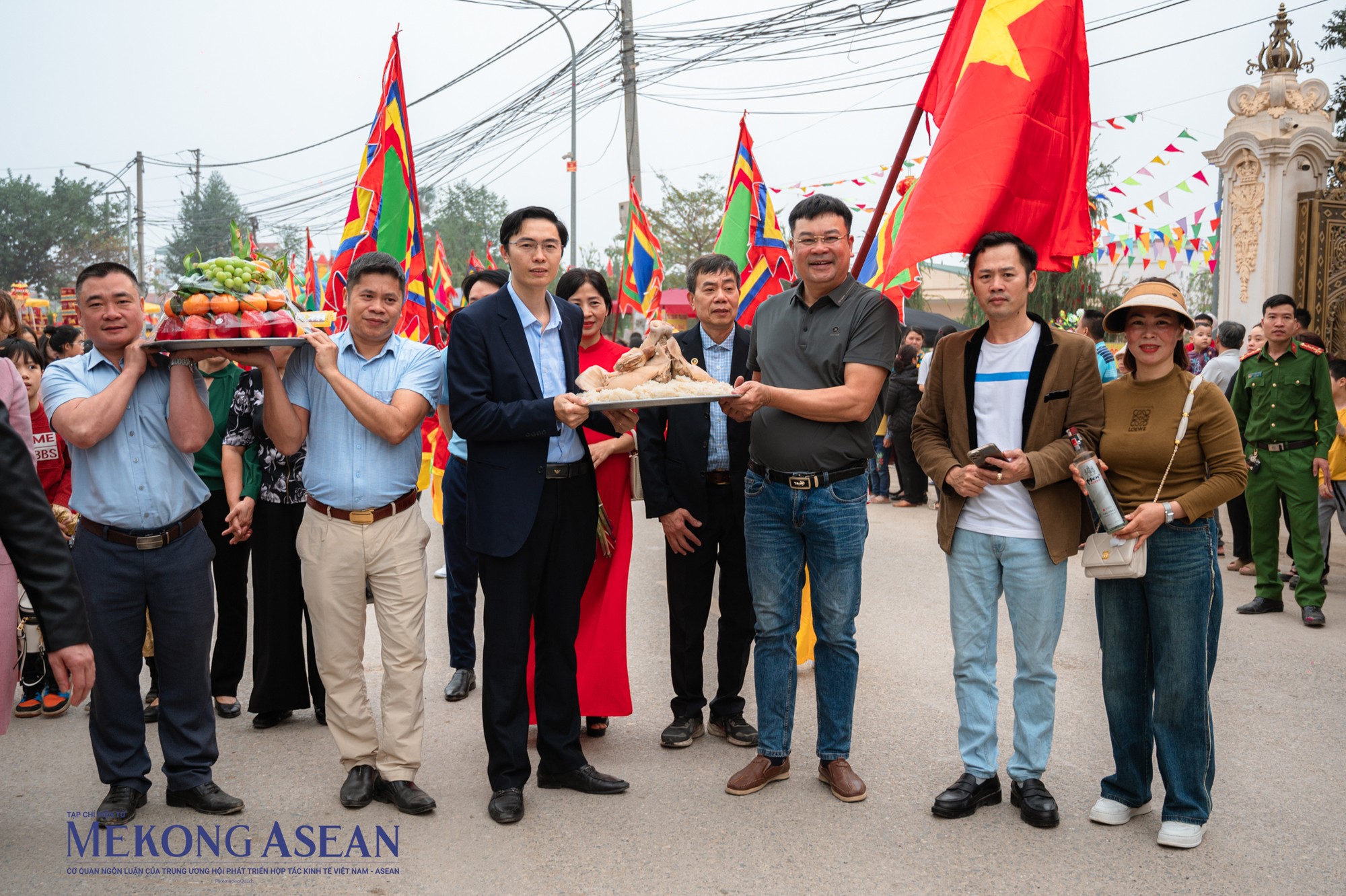 C&aacute;c d&ograve;ng họ, gia đ&igrave;nh đều g&igrave;n giữ n&eacute;t văn h&oacute;a truyền thống d&acirc;ng m&acirc;m c&uacute;ng tế Th&agrave;nh ho&agrave;ng l&agrave;ng Đỗ K&iacute;nh Tu.