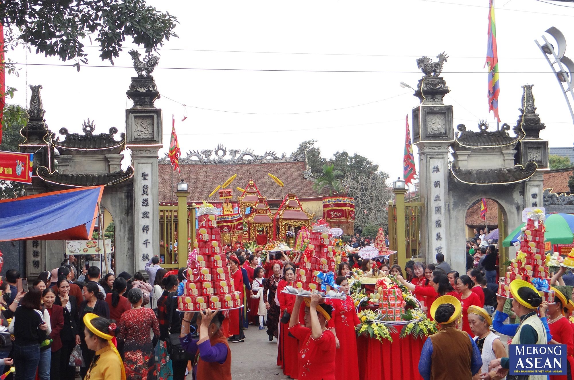 Nghi thức rước th&agrave;nh ho&agrave;ng l&agrave;ng từ đền Cậy sang ch&ugrave;a Cậy.