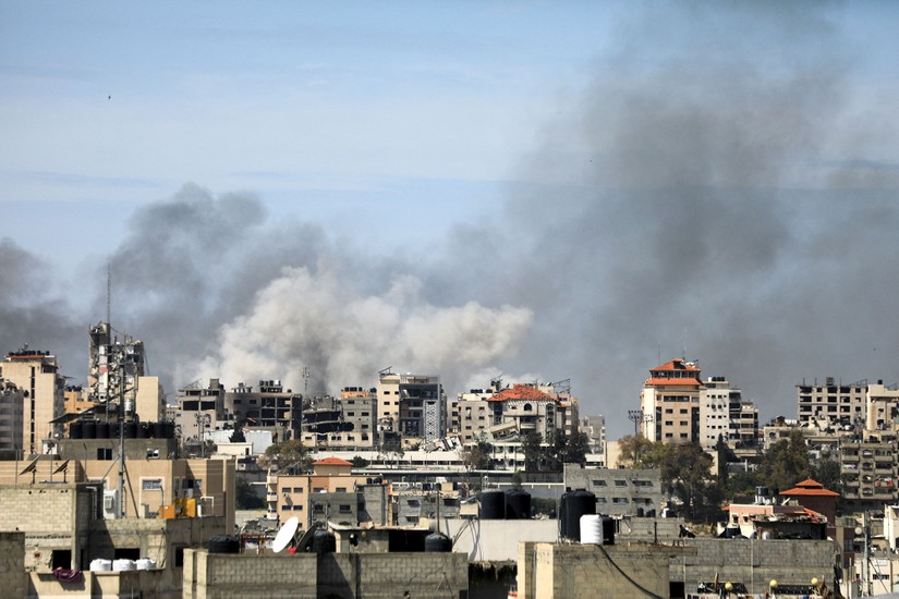 Kh&oacute;i bốc l&ecirc;n gần Bệnh viện Al-Shifa, ph&iacute;a t&acirc;y Th&agrave;nh phố Gaza, ng&agrave;y 21/3. Ảnh: Getty Images