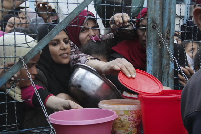 Người d&acirc;n Palestine xếp h&agrave;ng nhận thức ăn miễn ph&iacute; tại trại tị nạn Jabalya, Gaza, ng&agrave;y 18/3. Ảnh: AP