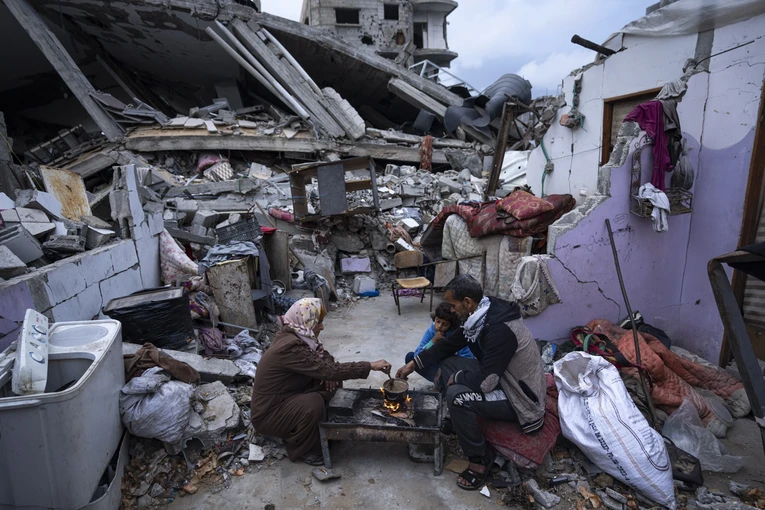 Một gia đ&igrave;nh Palestine ăn bữa s&aacute;ng trong th&aacute;ng Ramadan ở b&ecirc;n ngo&agrave;i một ng&ocirc;i nh&agrave; bị ph&aacute; hủy sau cuộc tấn c&ocirc;ng của Israel ở Rafah, Gaza, ng&agrave;y 18/3. Ảnh: AP