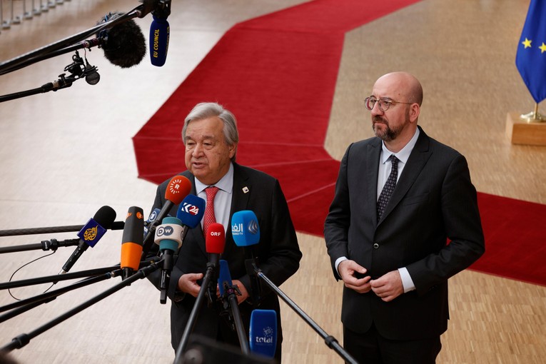 Tổng thư k&yacute; Li&ecirc;n Hợp Quốc Antonio Guterres (tr&aacute;i) v&agrave; Chủ tịch Hội đồng ch&acirc;u &Acirc;u Charles Michel ph&aacute;t biểu với b&aacute;o giới, ng&agrave;y 21/3. Ảnh: AP