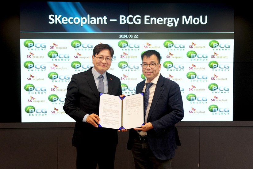 &Ocirc;ng Kim Jung-hoon, Gi&aacute;m đốc điều h&agrave;nh BU Giải ph&aacute;p của SK Ecoplant v&agrave; &ocirc;ng Phạm Minh Tuấn, Chủ tịch BCG Energy trao Bi&ecirc;n bản ghi nhớ. Ảnh: Koreaittimes