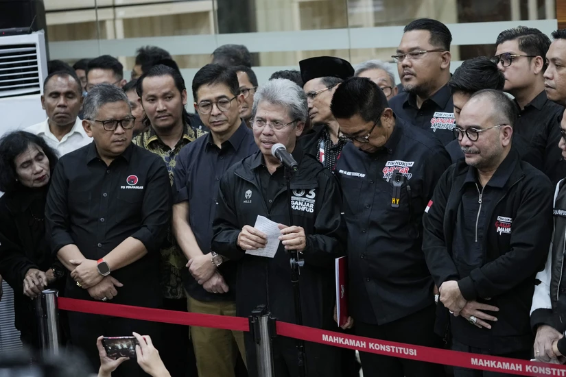 &Ocirc;ng Todung Mulya Lubis (trung t&acirc;m), luật sư thuộc nh&oacute;m ph&aacute;p l&yacute; của &ocirc;ng Ganjar Pranowo. Ảnh: AP