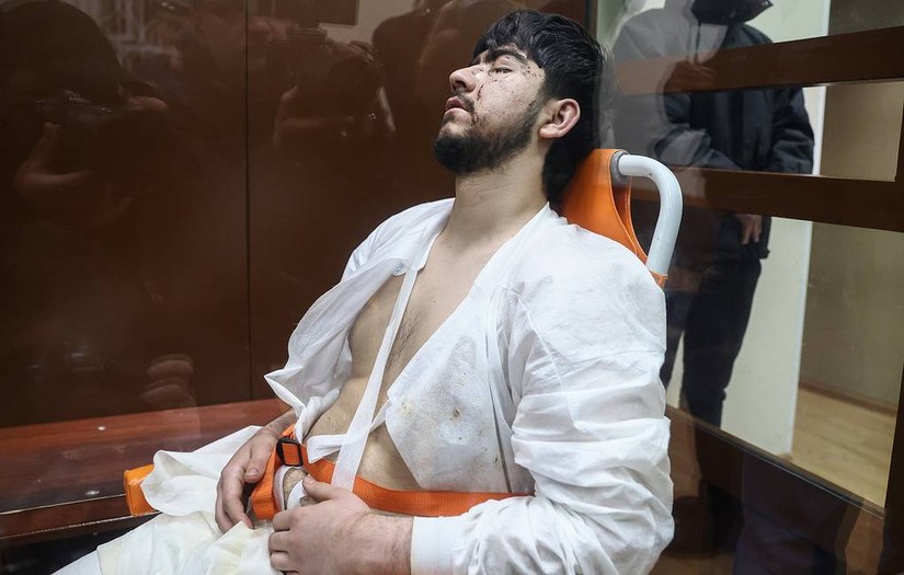 Muhammadsobir Fayzov, nghi phạm trong vụ xả s&uacute;ng ng&agrave;y 22/3, ngồi tr&ecirc;n ghế vận chuyển y tế đến T&ograve;a &aacute;n. Ảnh: Reuters