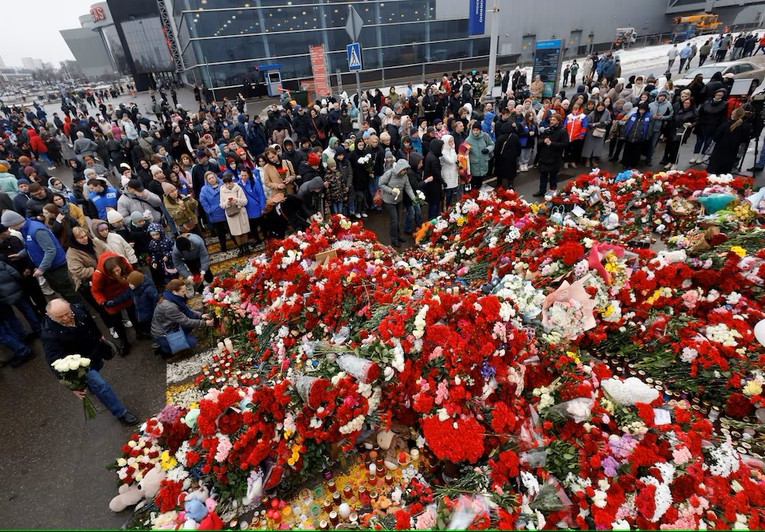 Người d&acirc;n Nga đặt hoa tưởng niệm c&aacute;c nạn nh&acirc;n trong vụ khủng bố. Ảnh: Reuters