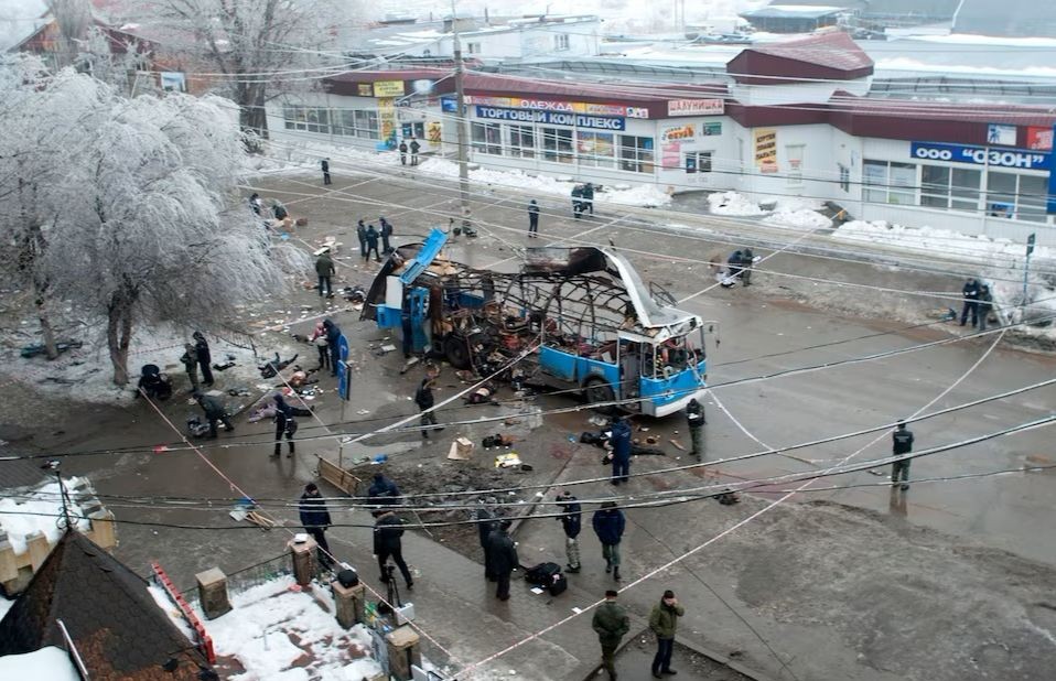 C&aacute;c nh&agrave; điều tra tại hiện trường vụ nổ tr&ecirc;n xe bu&yacute;t ở th&agrave;nh phố Volgograd, ng&agrave;y 30/12/2013. Ảnh: Reuters
