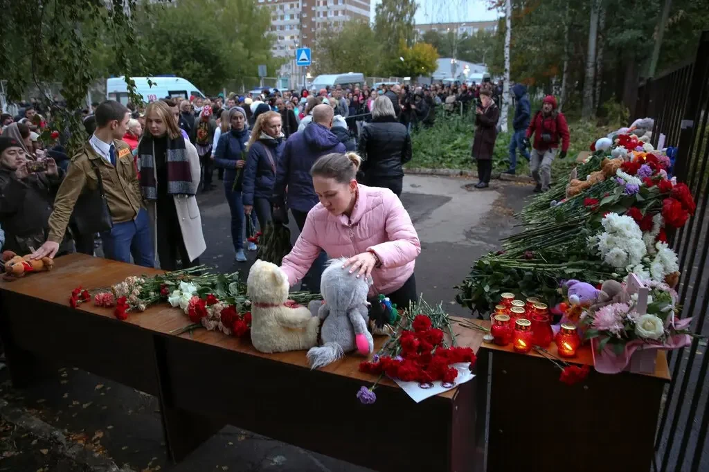 Đ&agrave;i tưởng niệm c&aacute;c nạn nh&acirc;n trong vụ xả s&uacute;ng tại một trường học ở Izhevsk, Nga, năm 2022. Ảnh: AP
