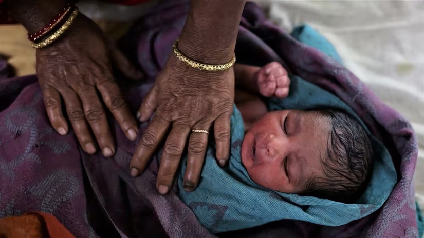 Một trẻ sơ sinh ở bang Bihar, Ấn Độ, th&aacute;ng 3/2023. Ảnh: Reuters
