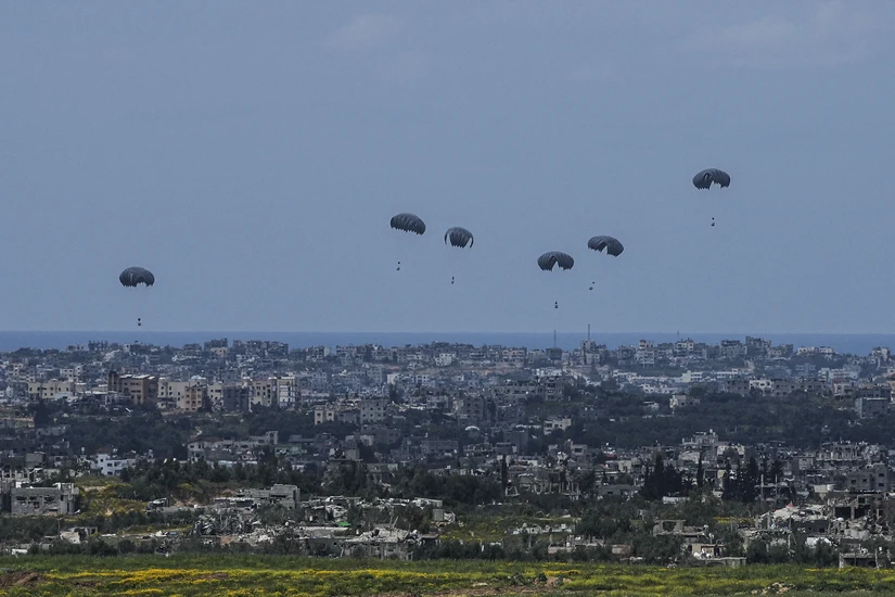 D&ugrave; viện trợ được thả tại ph&iacute;a Bắc Gaza ng&agrave;y 24/3/2024. Ảnh: AP