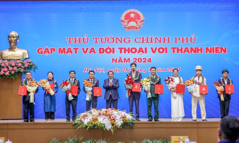 Thủ tướng ch&uacute;c mừng c&aacute;c gương mặt trẻ ti&ecirc;u biểu. Ảnh VGP.