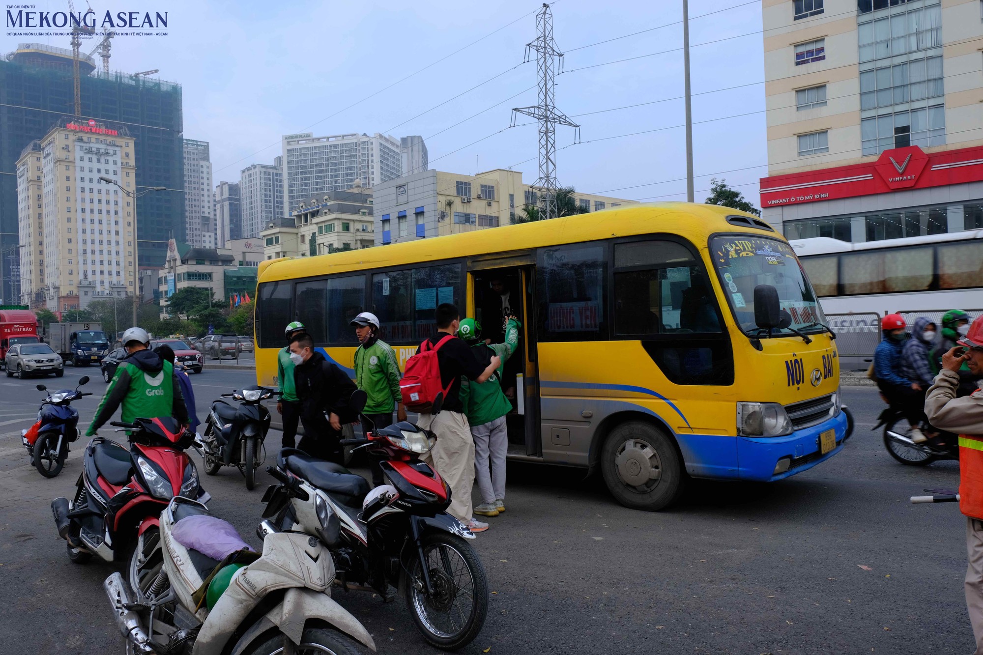 Một số xe kh&aacute;ch, xe 16 chỗ ngồi ngang nhi&ecirc;n đ&oacute;n kh&aacute;ch ngay đầu cầu vượt Mai Dịch, g&acirc;y cản trở giao th&ocirc;ng. Ảnh: H&agrave; Anh - Mekong ASEAN.