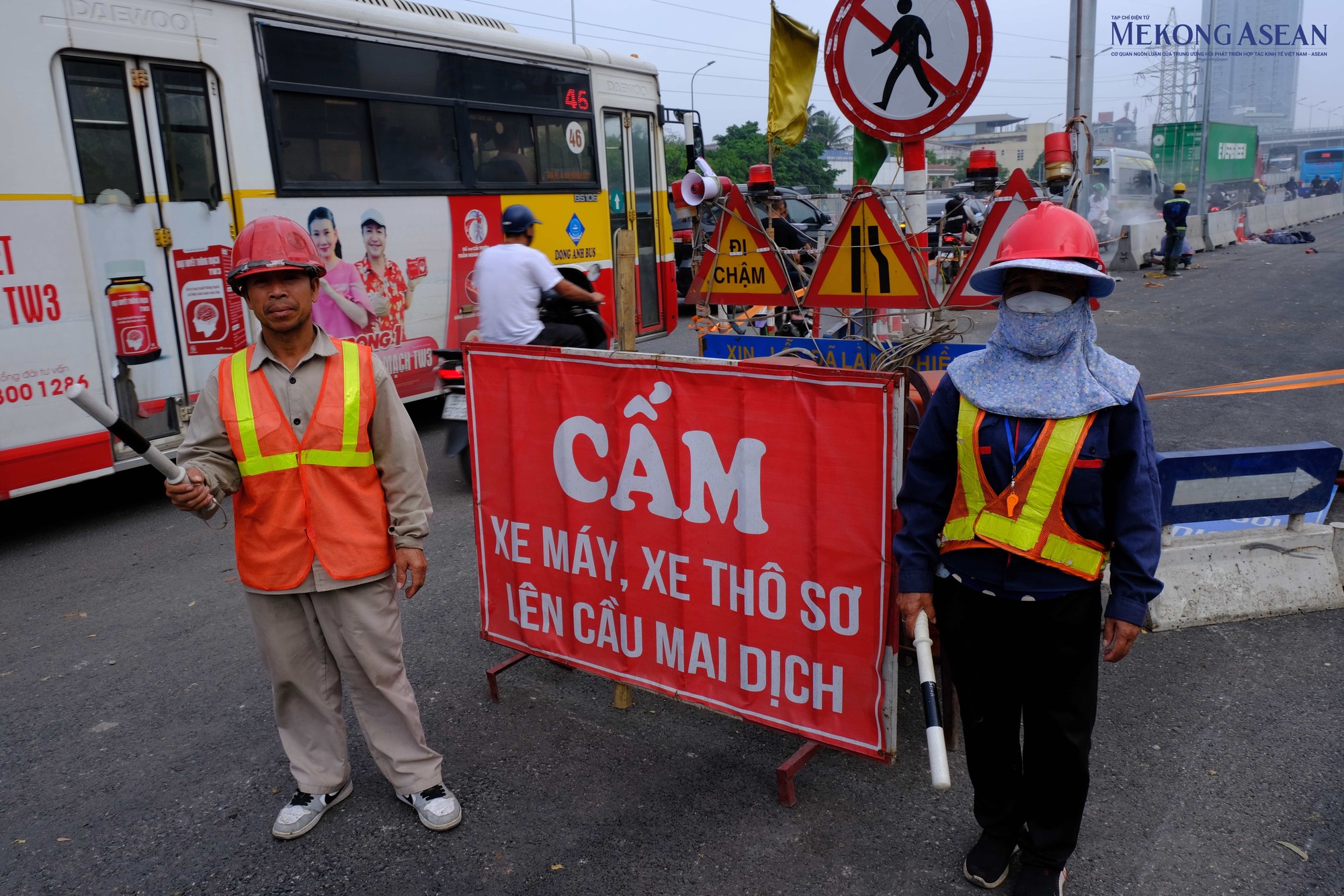 Nh&agrave; thầu đ&atilde; bố tr&iacute; biển cấm, loa th&ocirc;ng b&aacute;o ở đầu cầu vượt Mai Dịch nhưng người d&acirc;n vẫn kh&ocirc;ng tu&acirc;n thủ. Ảnh: H&agrave; Anh - Mekong ASEAN.