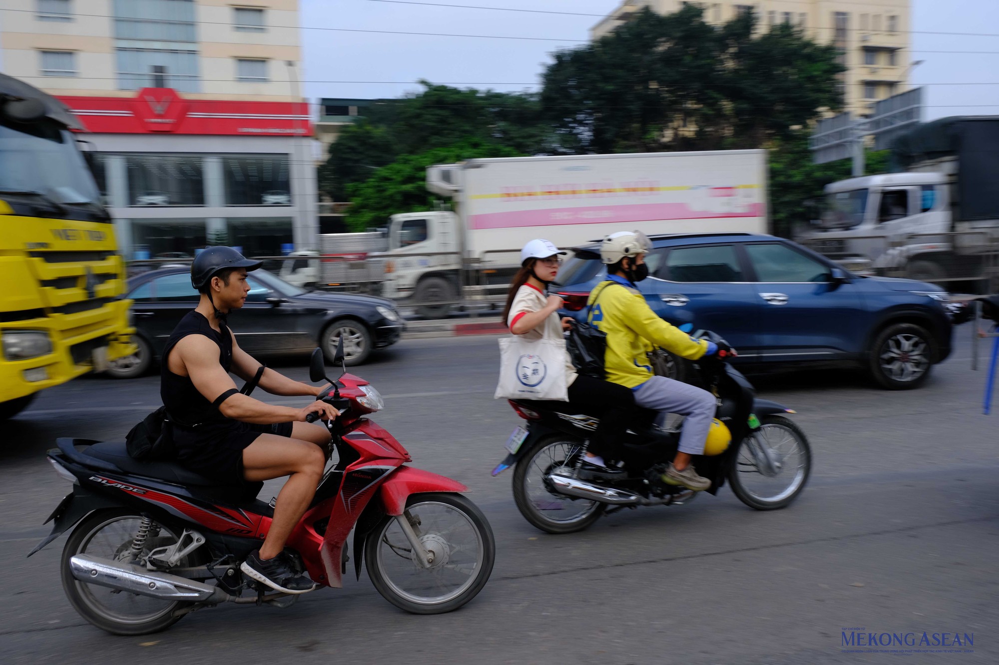 Hà Nội: Bất chấp biển cấm, nhiều xe máy vẫn đi lên cầu vượt Mai Dịch