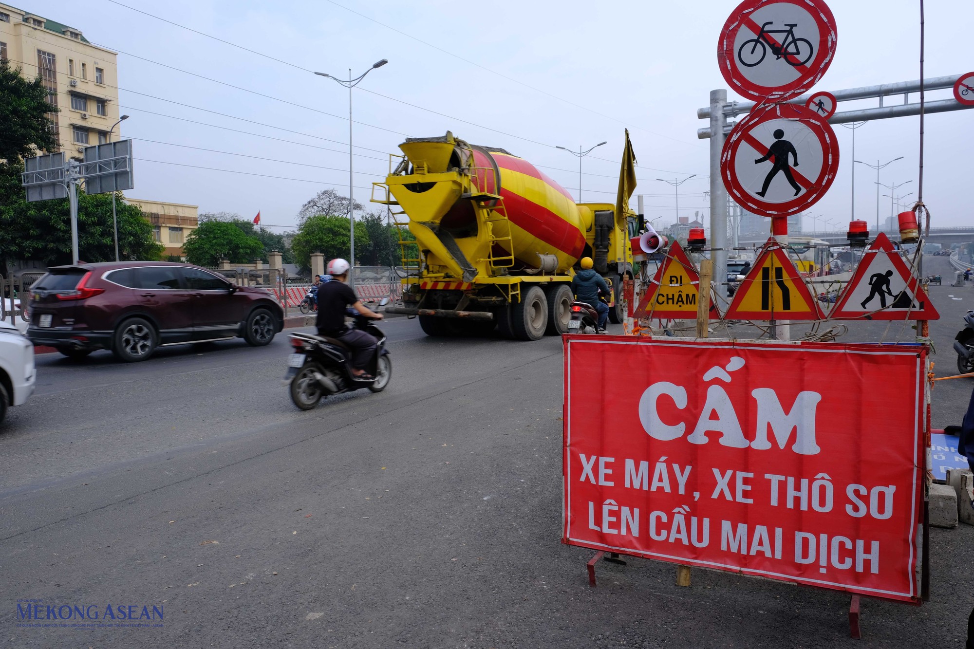 Theo ghi nhận của Mekong ASEAN, d&ugrave; đ&atilde; c&oacute; loa th&ocirc;ng b&aacute;o, biển cấm xe m&aacute;y, xe th&ocirc; sơ di chuyển l&ecirc;n cầu vượt Mai Dịch, nhưng nhiều người d&acirc;n vẫn điều khiển xe m&aacute;y di chuyển l&ecirc;n/xuống cầu.