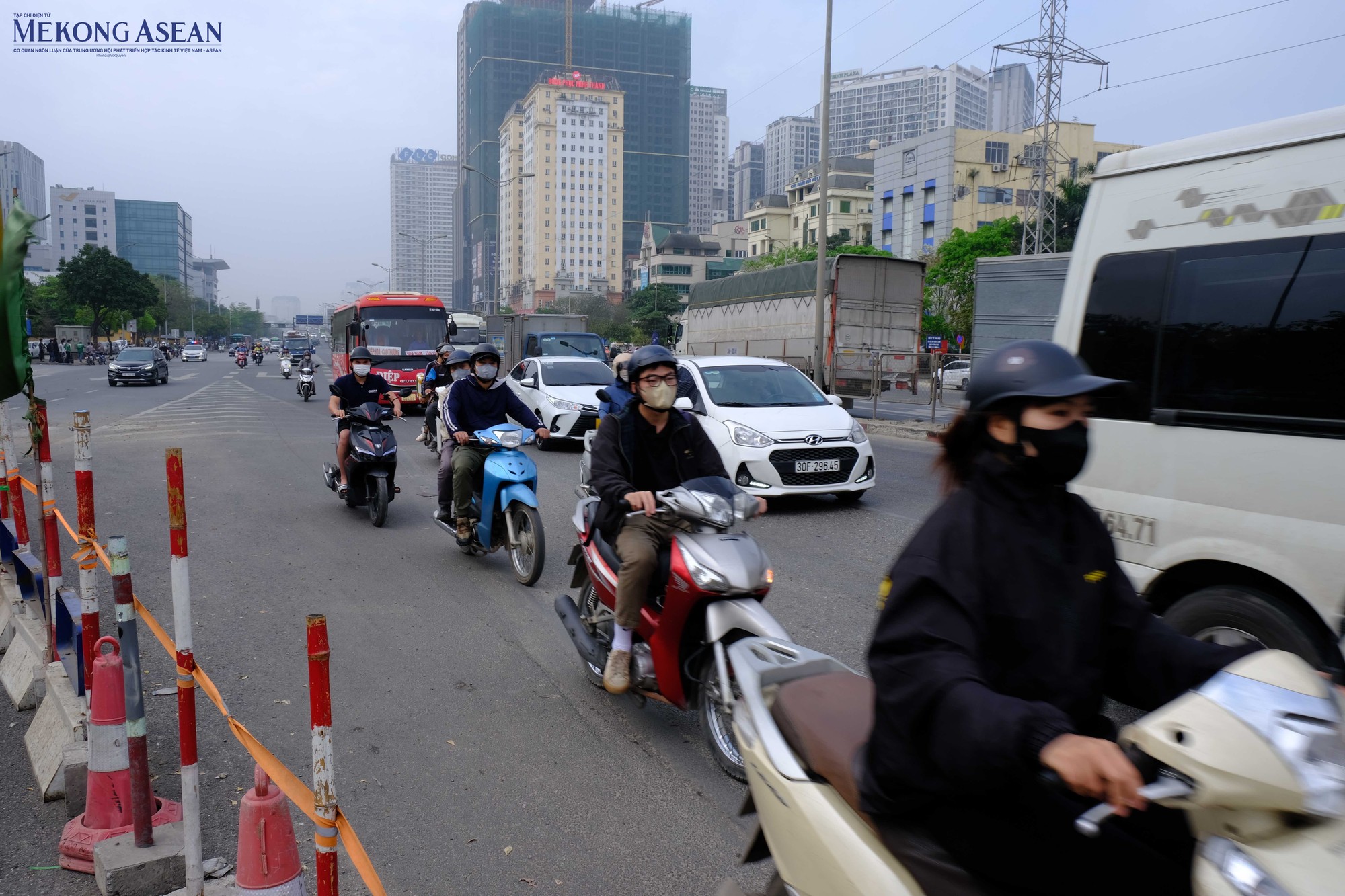 Hà Nội: Bất chấp biển cấm, nhiều xe máy vẫn đi lên cầu vượt Mai Dịch