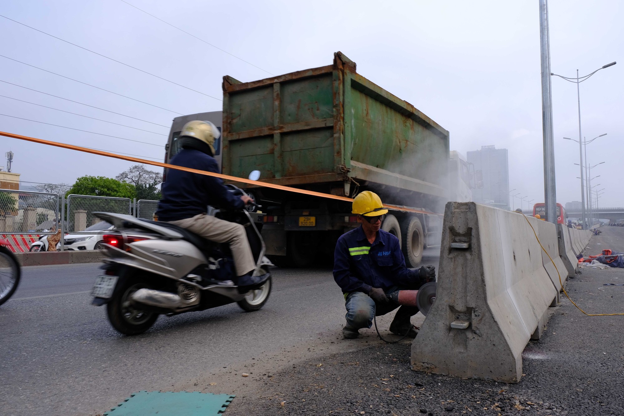 C&ocirc;ng nh&acirc;n đang thi c&ocirc;ng, ho&agrave;n thiện những c&ocirc;ng đoạn cuối c&ugrave;ng của dự &aacute;n. Ảnh: H&agrave; Anh - Mekong ASEAN.