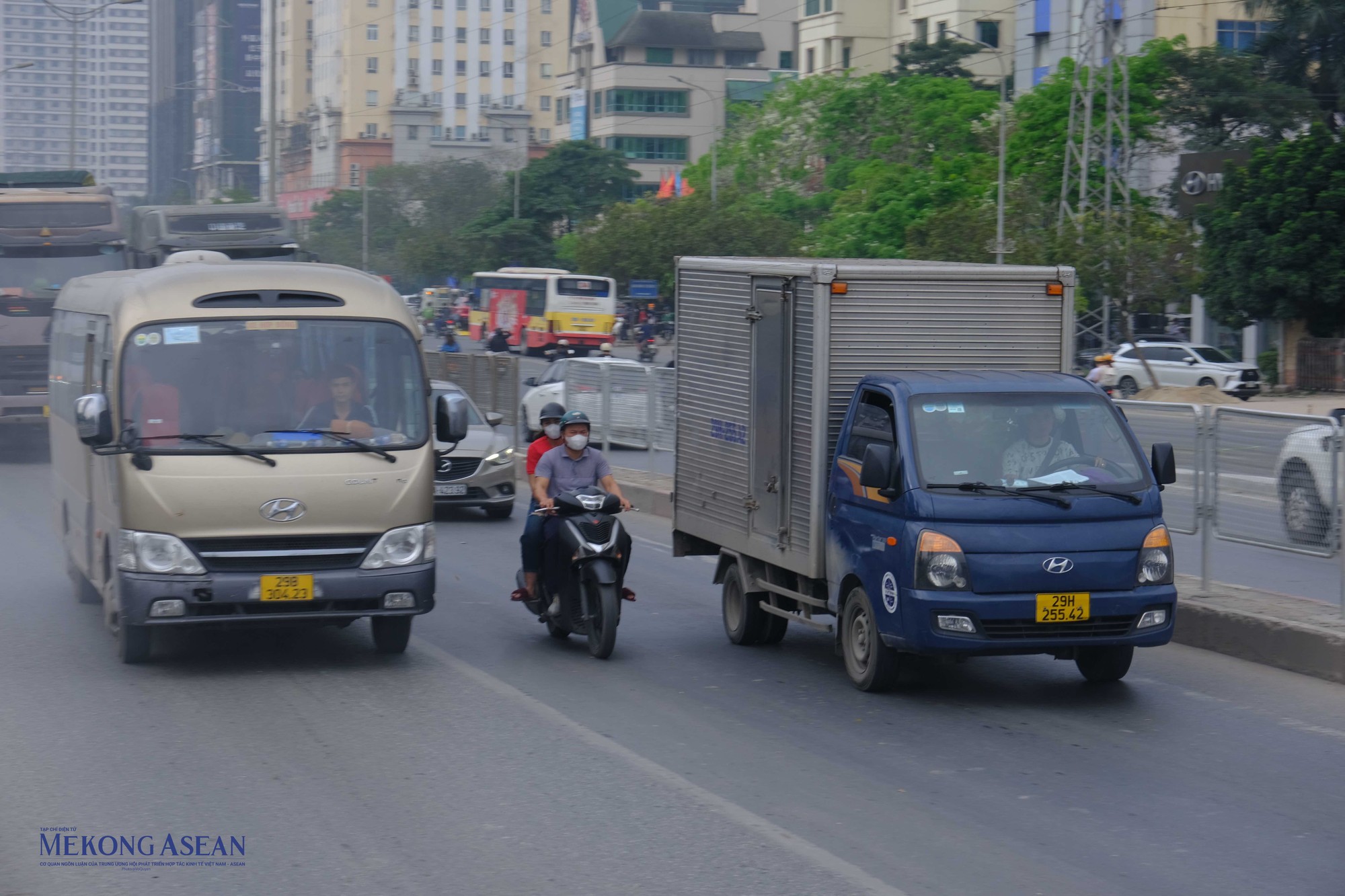 Nguy hiểm cận kề nhưng nhiều người d&acirc;n điều khiển xe m&aacute;y vẫn luồn l&aacute;ch, tr&aacute;nh c&aacute;c phương tiện kh&aacute;c để đi l&ecirc;n cầu, g&acirc;y mất an to&agrave;n giao th&ocirc;ng. Ảnh: H&agrave; Anh - Mekong ASEAN.