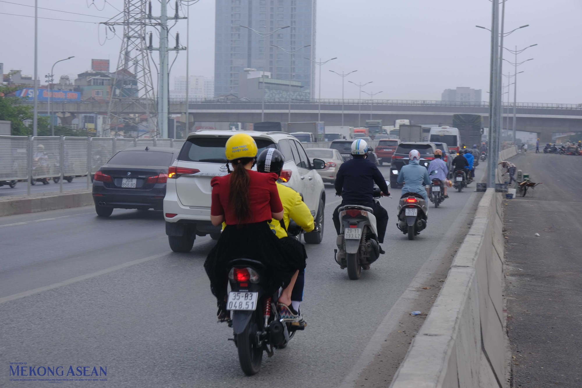 Mặc d&ugrave; đường dưới gầm cầu Mai Dịch rất th&ocirc;ng tho&aacute;ng, kh&ocirc;ng xảy ra &ugrave;n tắc nhưng c&aacute;c phương tiện vẫn di chuyển l&ecirc;n cầu. Ảnh: H&agrave; Anh - Mekong ASEAN.