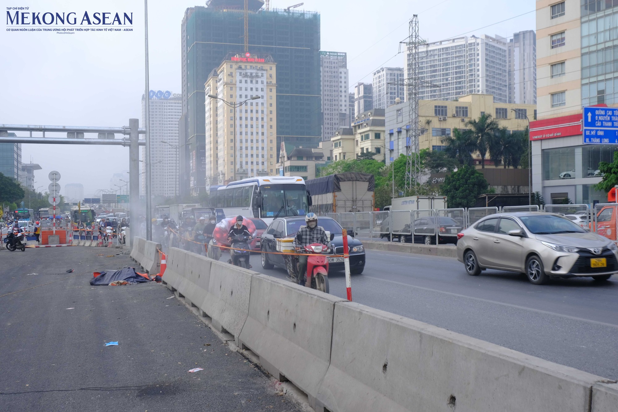 Nhằm phục vụ thi c&ocirc;ng x&acirc;y dựng 2 đơn nguy&ecirc;n cầu đ&ocirc; thị, Sở Giao th&ocirc;ng v&agrave; Vận tải H&agrave; Nội cấm c&aacute;c phương tiện xe m&aacute;y, xe th&ocirc; sơ lưu th&ocirc;ng qua cầu vượt Mai Dịch cả 2 chiều từ ng&agrave;y 13-31/3. C&aacute;c phương tiện xe m&aacute;y, xe th&ocirc; sơ c&oacute; nhu cầu lưu th&ocirc;ng qua cầu vượt Mai Dịch chuyển xuống đi theo hướng đường 2 b&ecirc;n gầm cầu theo sự hướng dẫn của người điều h&agrave;nh giao th&ocirc;ng v&agrave; hệ thống sơn kẻ, biển b&aacute;o, đ&egrave;n t&iacute;n hiệu giao th&ocirc;ng. Ảnh: H&agrave; Anh - Mekong ASEAN.