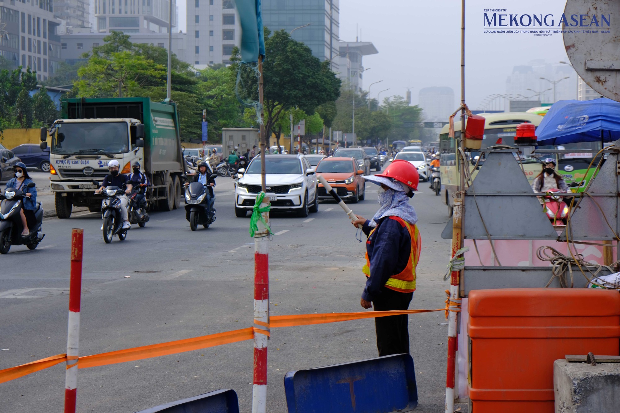 Thậm ch&iacute;, đơn vị thi c&ocirc;ng đ&atilde; bố tr&iacute; người hướng dẫn, ph&acirc;n luồng giao th&ocirc;ng tại đầu cầu nhưng vẫn xảy ra t&igrave;nh trạng nhiều người d&acirc;n kh&ocirc;ng chấp h&agrave;nh quy định. &amp;amp;amp;quot;Hằng ng&agrave;y ch&uacute;ng t&ocirc;i được ph&acirc;n c&ocirc;ng hướng dẫn, ph&acirc;n luồng người d&acirc;n di chuyển phương tiện theo hướng kh&aacute;c nhưng c&oacute; thể do th&oacute;i quen n&ecirc;n nhiều xe m&aacute;y vẫn cố t&igrave;nh đi l&ecirc;n cầu g&acirc;y mất an to&agrave;n giao th&ocirc;ng, đặc biệt l&agrave; v&agrave;o giờ cao điểm, &amp;amp;amp;quot; một c&ocirc;ng nh&acirc;n ph&acirc;n luồng tại cầu vượt Mai Dịch chia sẻ với Mekong ASEAN.