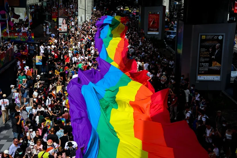 Nhiều người tham gia cuộc diễu h&agrave;nh LGBTQ Pride thường ni&ecirc;n ở Bangkok, Th&aacute;i Lan, ng&agrave;y 4/6/2023. Ảnh: Reuters