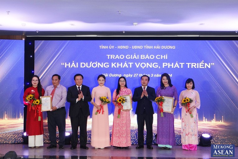 &Ocirc;ng Nguyễn Xu&acirc;n Thắng, Ủy vi&ecirc;n Bộ Ch&iacute;nh trị, Gi&aacute;m đốc Học viện Ch&iacute;nh trị Quốc gia Hồ Ch&iacute; Minh, Chủ tịch Hội đồng L&yacute; luận Trung ương v&agrave; &ocirc;ng Trần Đức Thắng, Ủy vi&ecirc;n Trung ương Đảng, B&iacute; thư Tỉnh ủy Hải Dương trao chứng nhận v&agrave; tặng hoa cho c&aacute;c t&aacute;c giả v&agrave; nh&oacute;m t&aacute;c giả đoạt giải A.