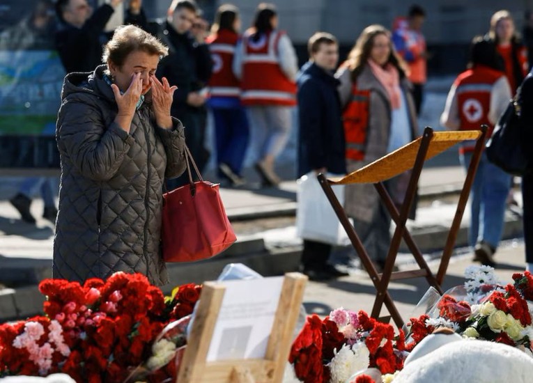 Người d&acirc;n Nga hoa tưởng niệm c&aacute;c nạn nh&acirc;n trong vụ khủng bố, ng&agrave;y 27/3. Ảnh: Reuters