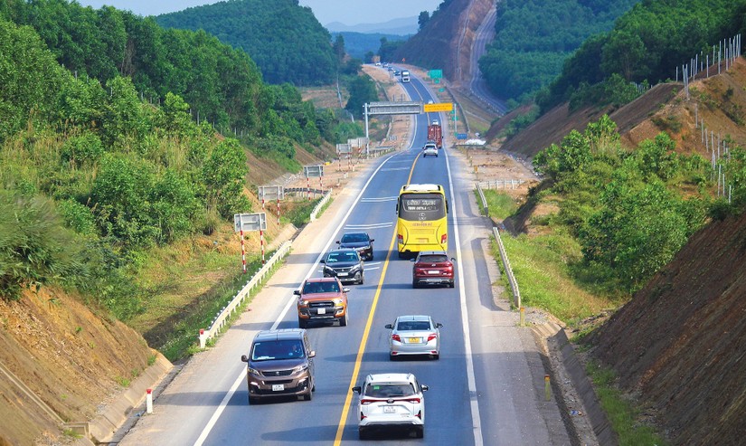Tuyến cao tốc Cam Lộ - La Sơn được đầu tư ph&acirc;n kỳ 2 l&agrave;n xe. Nguồn: VGP.