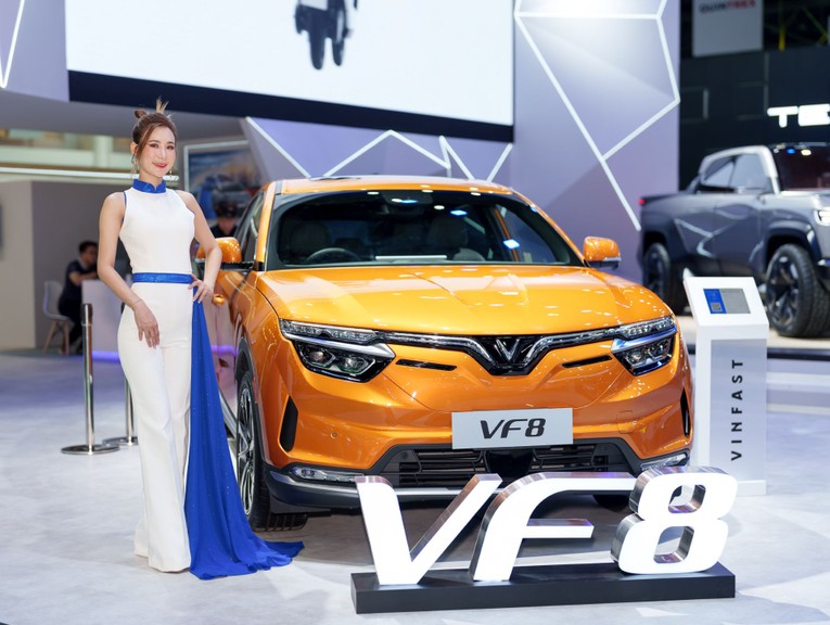 Tại BIMS 2024, VF 8 c&ugrave;ng c&aacute;c mẫu VF 5, VF e34, VF 6, VF 7 v&agrave; VF 9 đều l&agrave; phi&ecirc;n bản tay l&aacute;i nghịch, ph&ugrave; hợp với thị trường Th&aacute;i Lan.