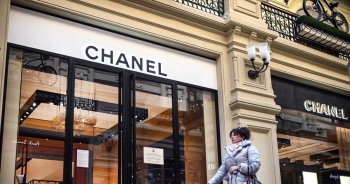 Chanel ngừng bán túi xách cho người Nga muốn đem về nước