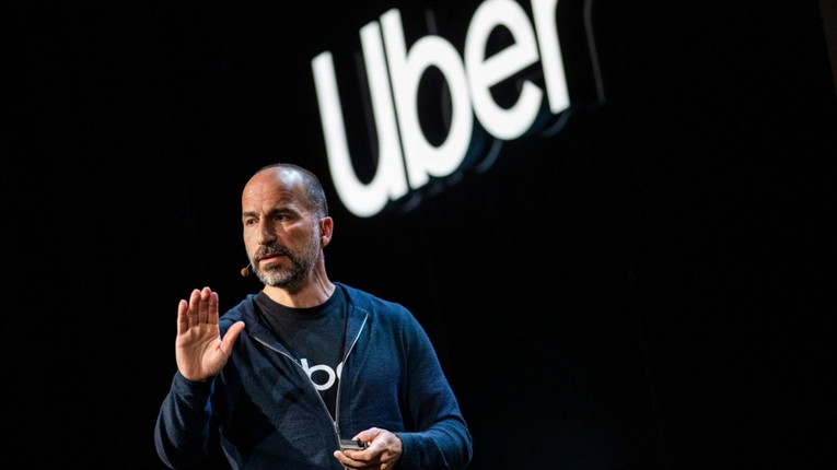 Gi&aacute;m đốc điều h&agrave;nh Uber Dara Khosrowshahi ph&aacute;t biểu tại sự kiện ra mắt sản phẩm ở San Francisco, California.